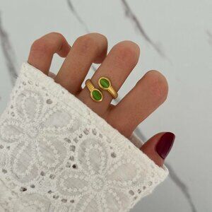 Sku:0241 vintage ring, with chameleon green stone made of high-quality materials